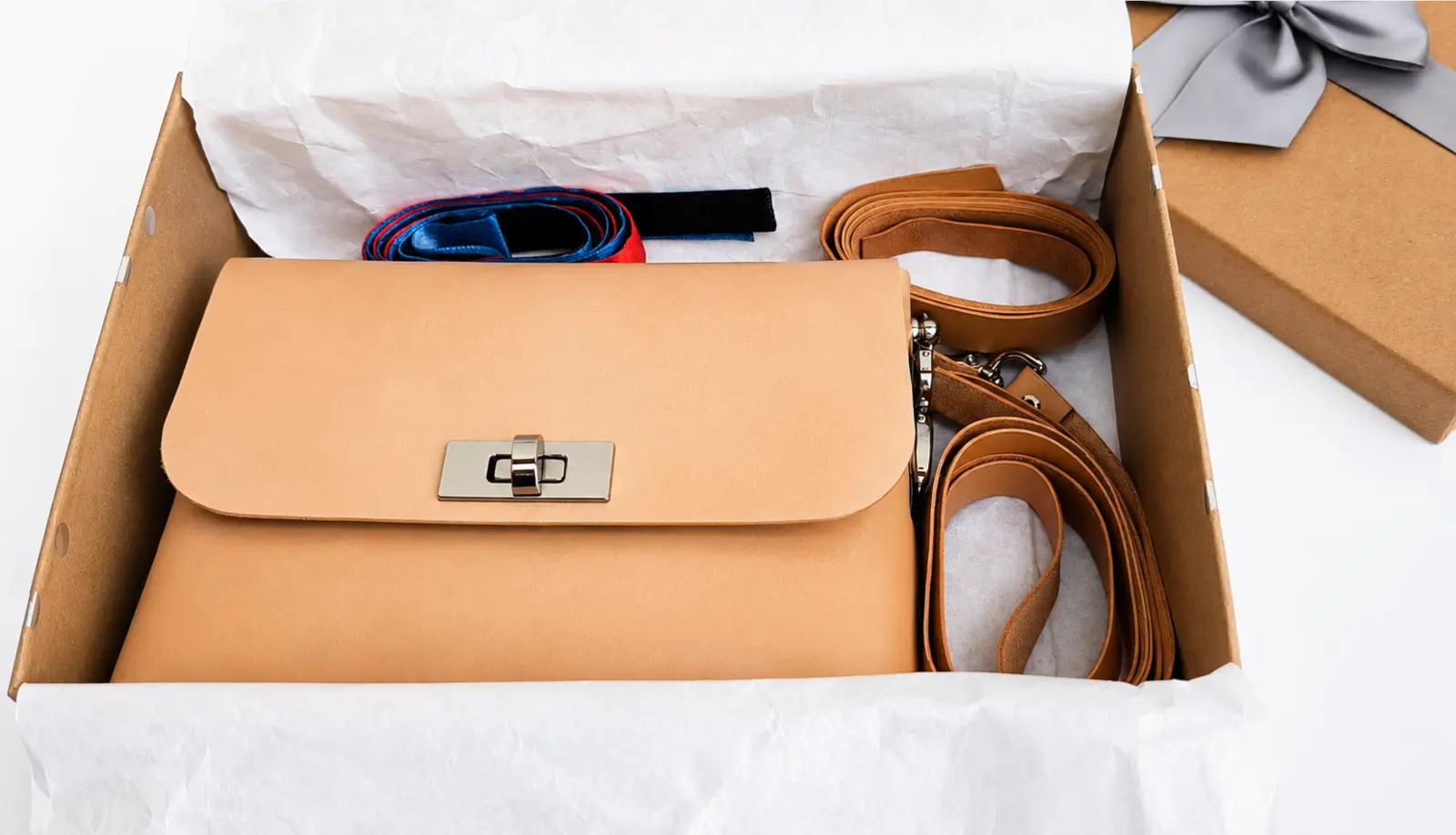 Geöffnete Geschenkbox mit dem DIY-Set für eine Crossbody-Tasche