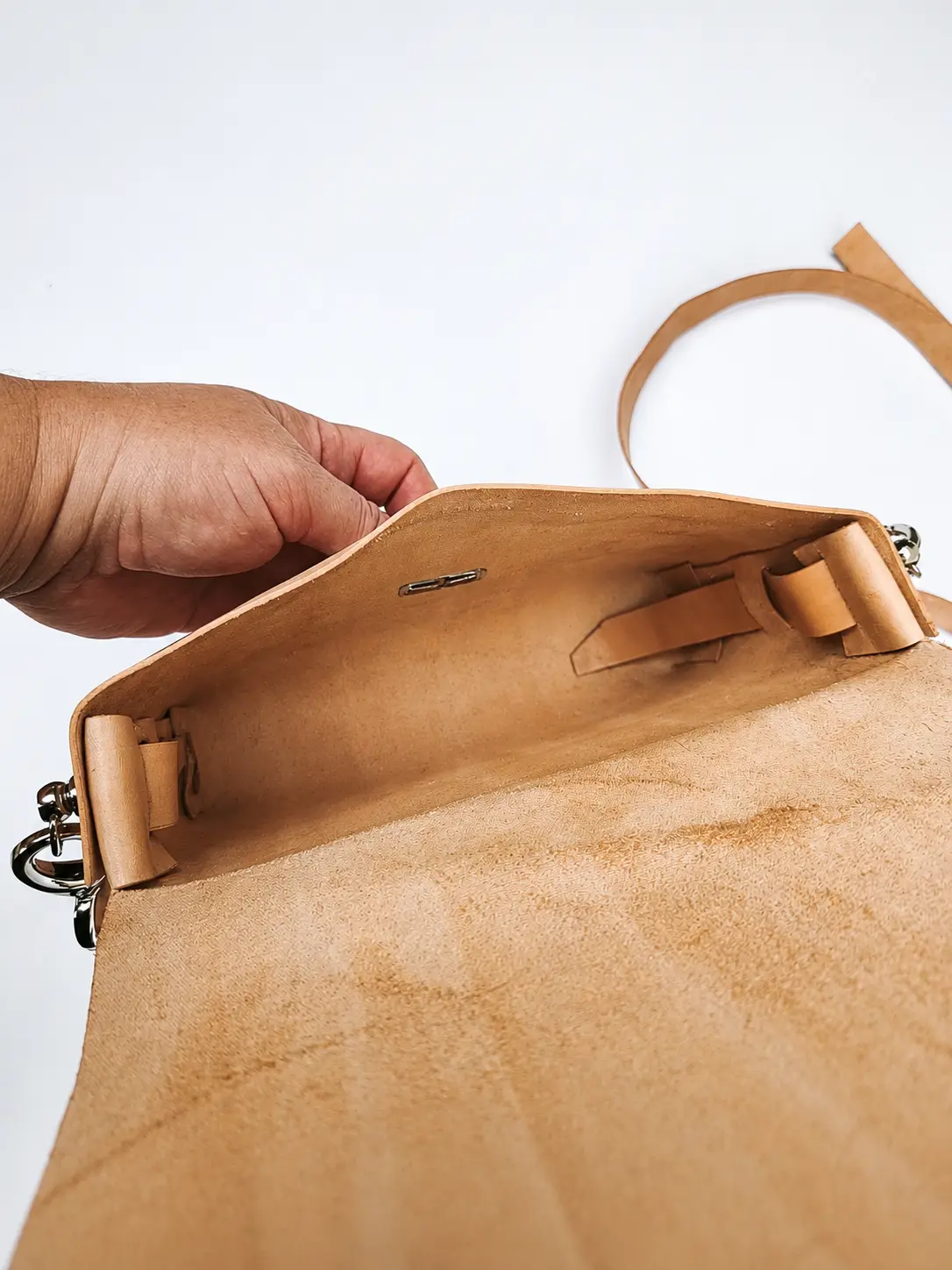 Innenansicht der Ledertasche während der Montage